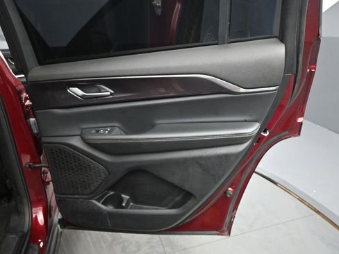 Used 2023 Jeep Grand Cherokee L Laredo image 18