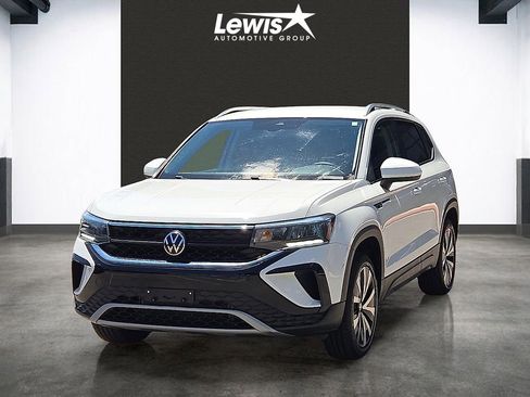 Used 2024 Volkswagen Taos SE FWD image 1