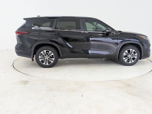 Used 2024 Toyota Highlander XLE image 8