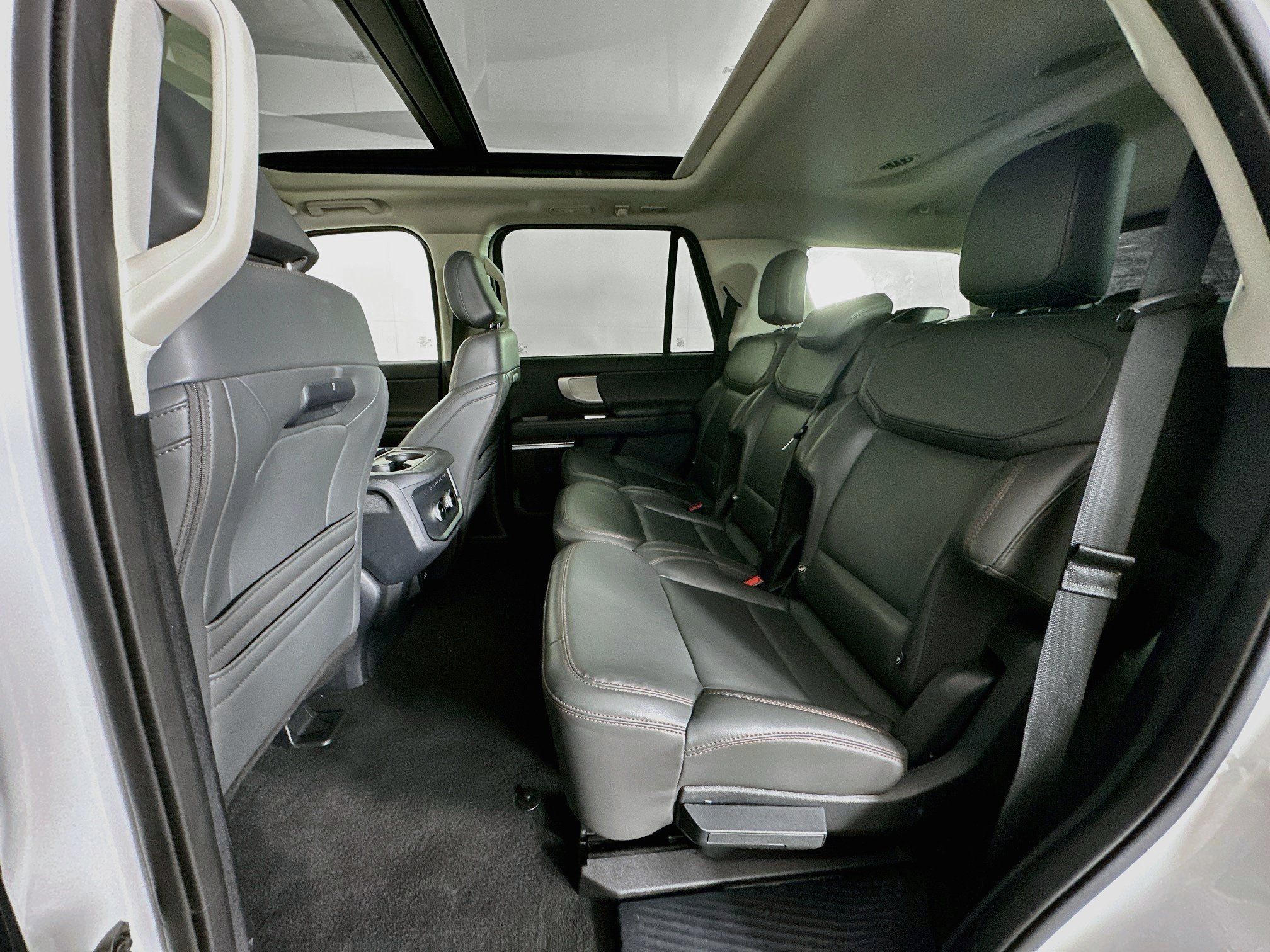 Used 2025 Ford Expedition Active AWD/4WD image 30