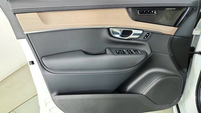 New 2026 Volvo XC90 T8 Plus w/ Protection Package AWD/4WD image 9