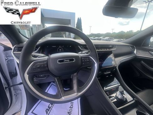 Used 2025 Jeep Grand Cherokee Limited AWD/4WD image 16