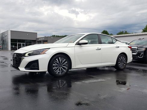 Used 2023 Nissan Altima 2.5 SV FWD image 1