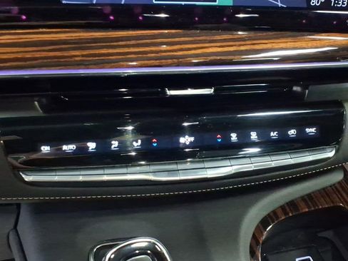 Used 2022 Cadillac Escalade Premium Luxury AWD/4WD image 25
