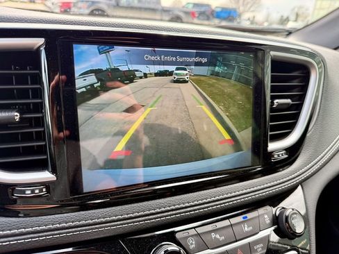 Used 2026 Chrysler Pacifica Select image 24