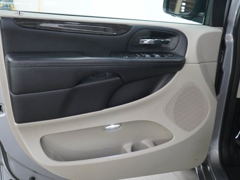Used 2020 Dodge Grand Caravan SE w/ UConnect Hands-Free Group FWD image 19