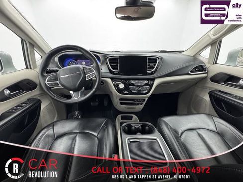 Used 2022 Chrysler Pacifica Touring-L image 16