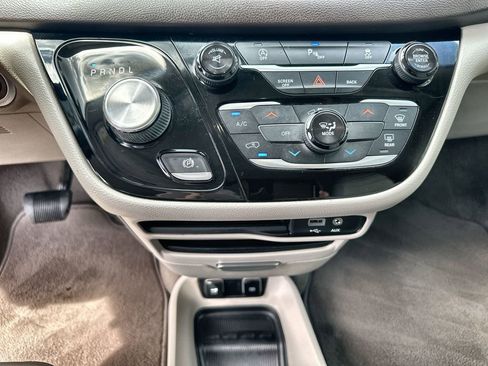 Used 2019 Chrysler Pacifica Touring-L image 33