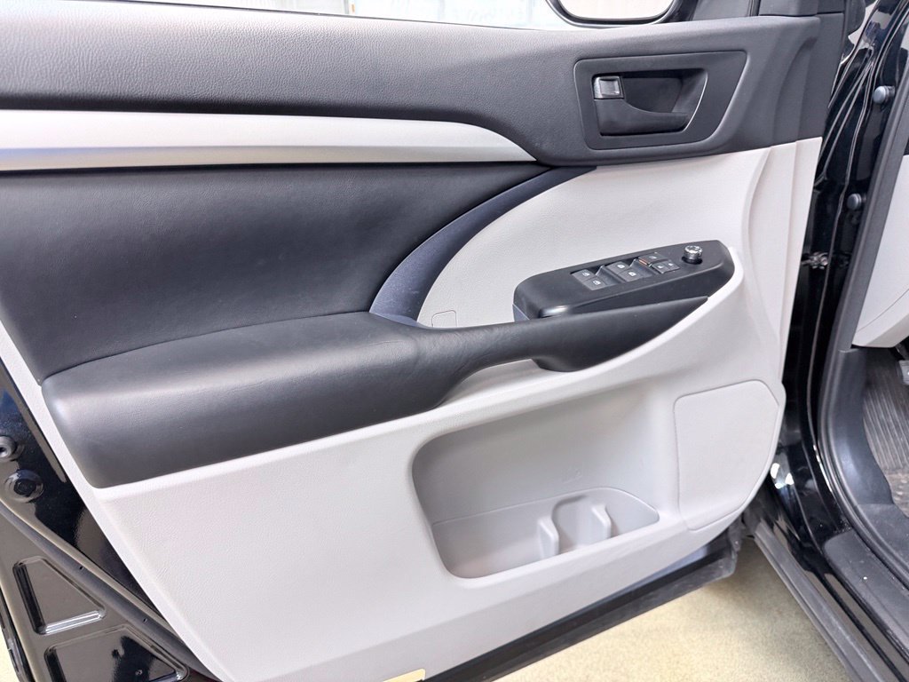 Used 2018 Toyota Highlander Plus AWD/4WD image 8