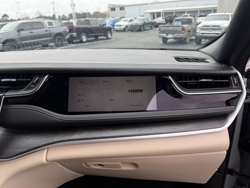 Used 2023 Jeep Grand Cherokee Limited w/ Luxury Tech Group II image 20