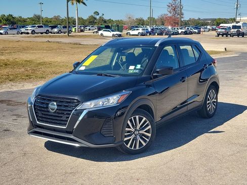 Used 2021 Nissan Kicks SV image 1