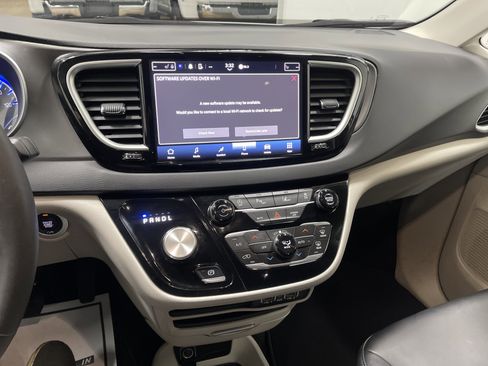 Used 2024 Chrysler Pacifica Touring-L image 27