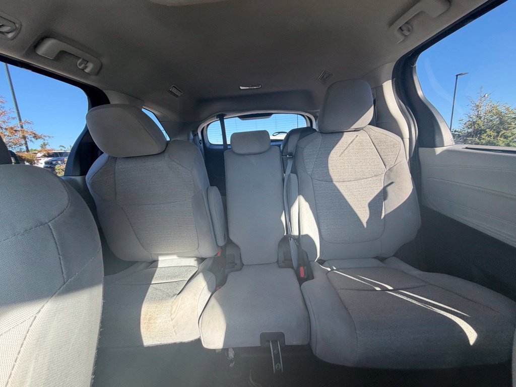 Used 2023 Toyota Sienna LE FWD image 32