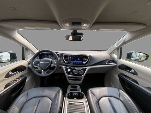 Used 2024 Chrysler Pacifica Touring-L FWD image 22