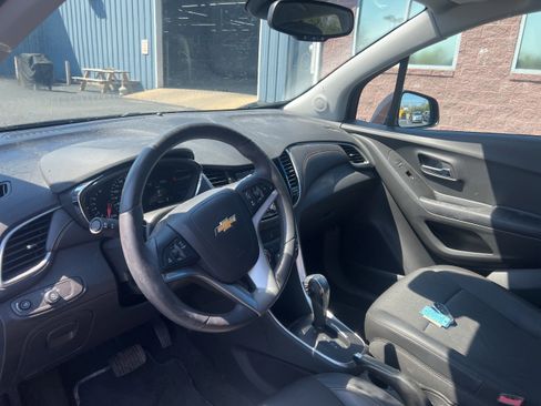 Used 2022 Chevrolet Trax LT w/ LT Convenience Package image 10