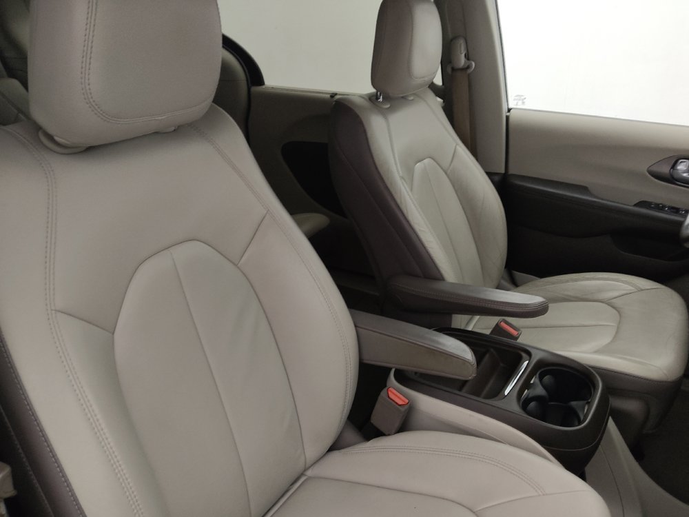 Used 2017 Chrysler Pacifica Touring-L FWD image 21