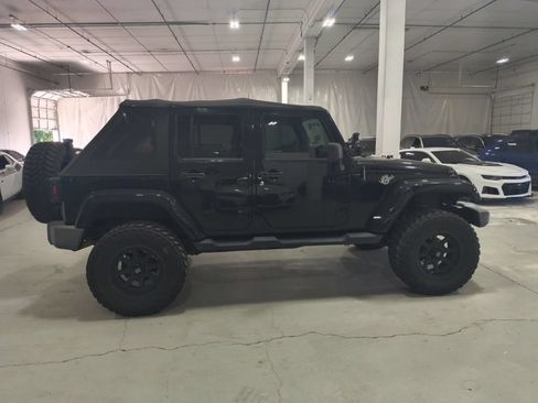 Used 2010 Jeep Wrangler Unlimited Sahara w/ Dual Top Group AWD/4WD image 6