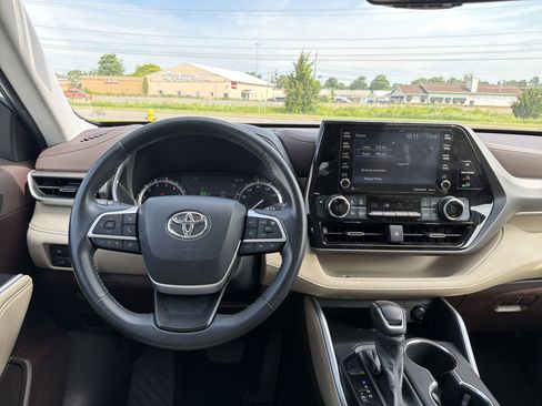 Used 2022 Toyota Highlander XLE AWD/4WD image 13