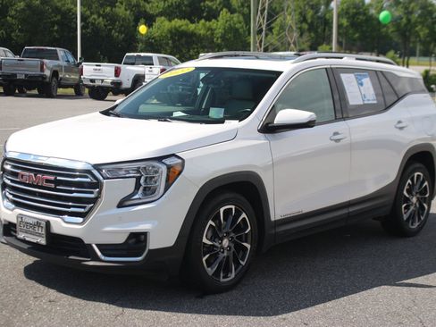 Used 2022 GMC Terrain SLT w/ Infotainment Package II FWD image 3