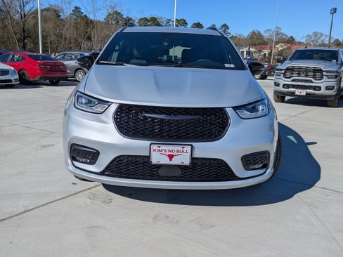 New 2026 Chrysler Pacifica Select image 2