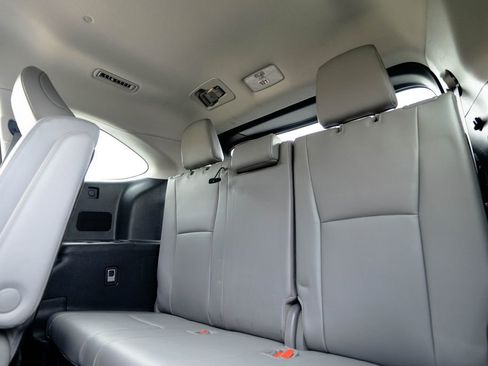 Used 2024 Toyota Highlander XLE image 38