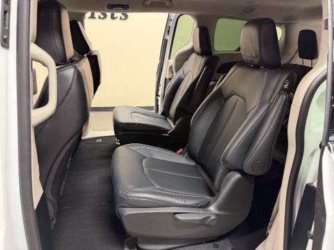 Used 2024 Chrysler Pacifica Limited FWD image 26