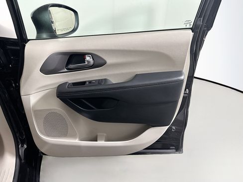 Used 2023 Chrysler Pacifica Touring-L image 34