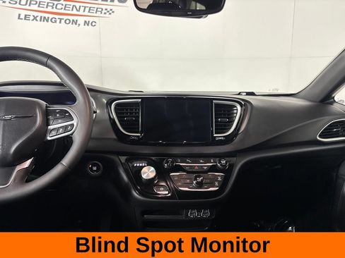 Used 2025 Chrysler Pacifica Select FWD image 21