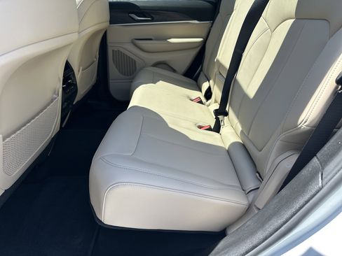 Used 2025 Jeep Grand Cherokee Limited image 23