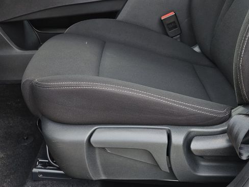 Used 2024 Nissan Rogue S FWD image 19