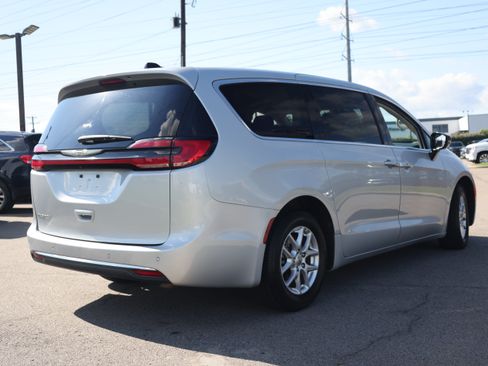 Used 2024 Chrysler Pacifica Touring-L FWD image 5