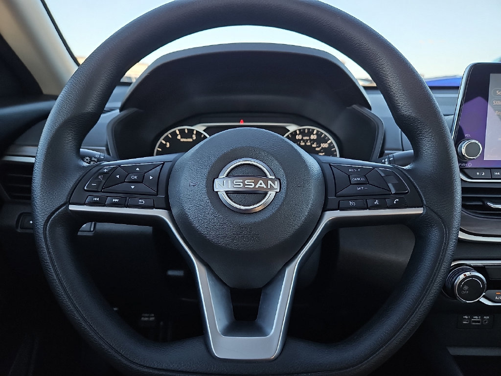 Used 2025 Nissan Altima 2.5 SV FWD image 30