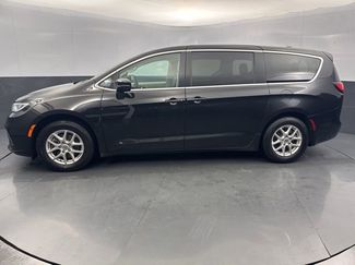 Used 2024 Chrysler Pacifica Touring-L video 3