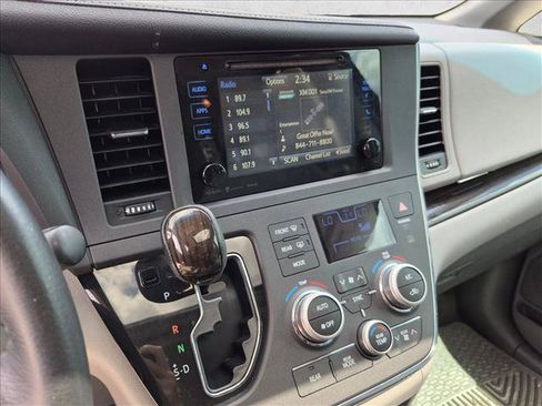 Used 2017 Toyota Sienna XLE FWD image 9