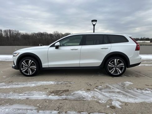 Certified 2025 Volvo V60 B5 Cross Country Plus image 5