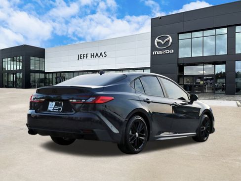 Used 2025 Toyota Camry SE w/ Convenience Package image 3