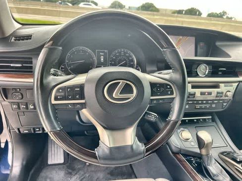 Used 2018 Lexus ES 350 w/ Ultra Luxury Package FWD image 17
