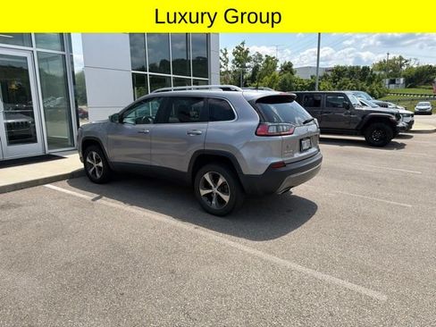 Used 2019 Jeep Cherokee Limited w/ Luxury Group AWD/4WD image 4