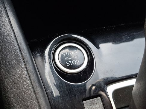 Used 2022 Nissan Versa SV w/ Trunk Package FWD image 24