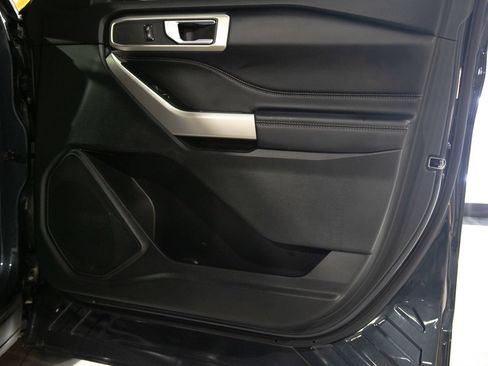 Used 2023 Ford Explorer XLT AWD/4WD image 30