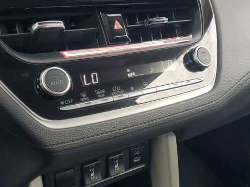 Used 2024 Toyota Corolla Cross XLE image 28