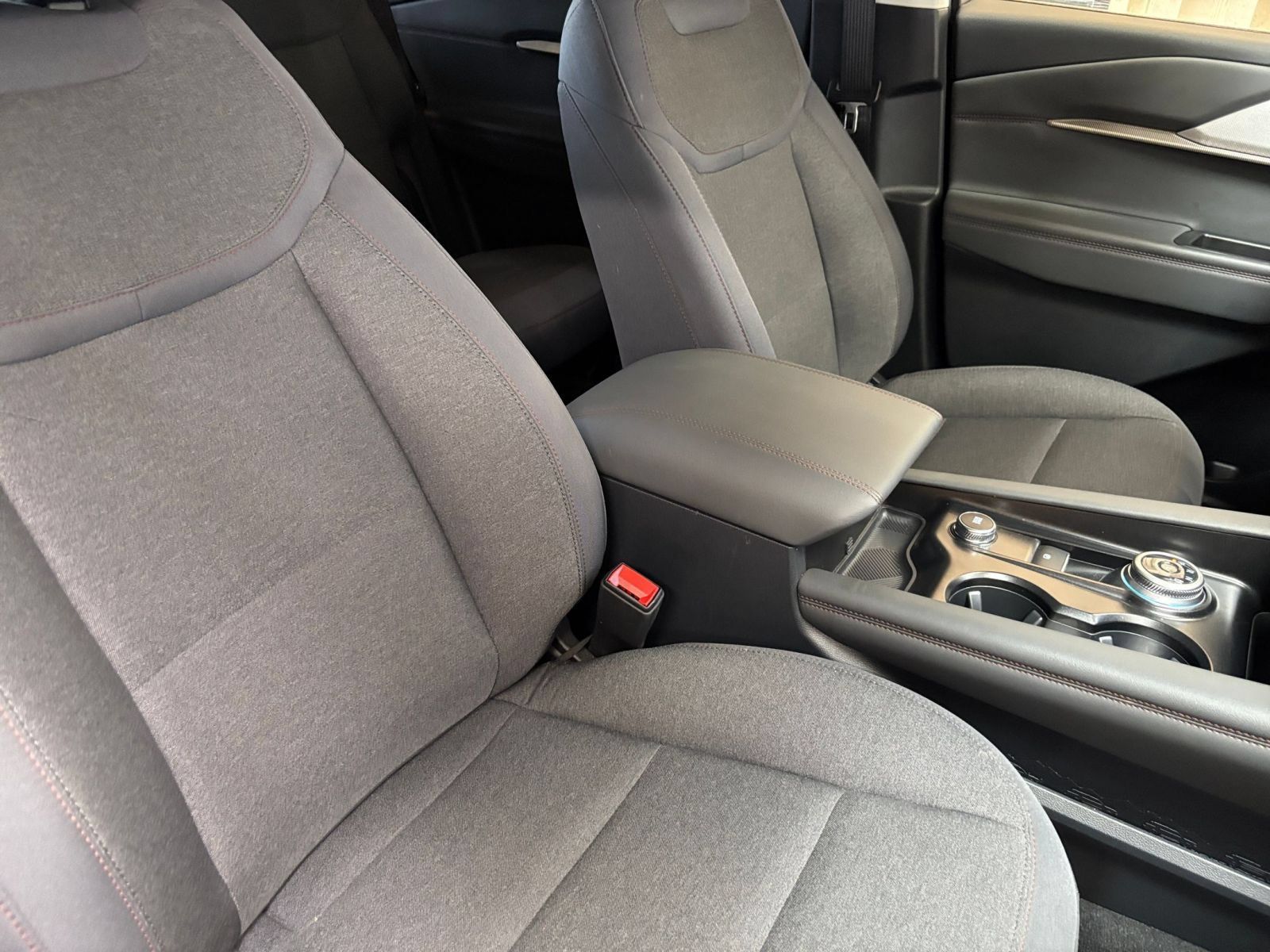 Used 2026 Ford Explorer Active AWD/4WD image 38