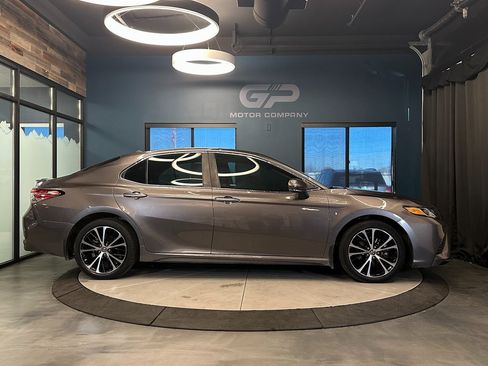 Used 2020 Toyota Camry SE w/ Convenience Package image 2