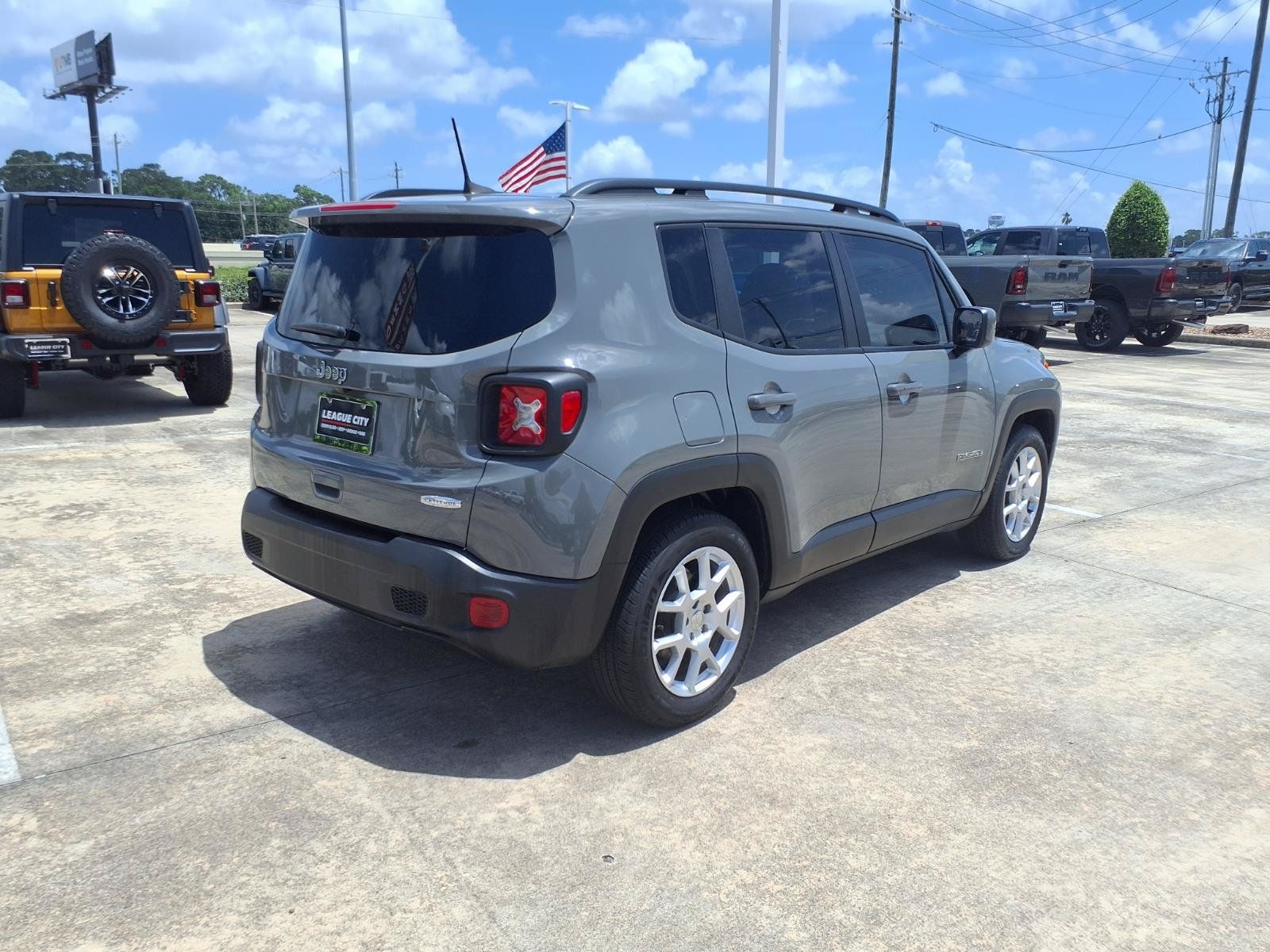 Used 2021 Jeep Renegade Latitude FWD image 2