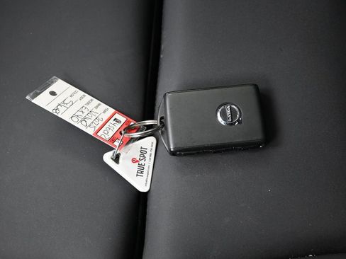 Used 2025 Volvo EX40 Core AWD/4WD image 9