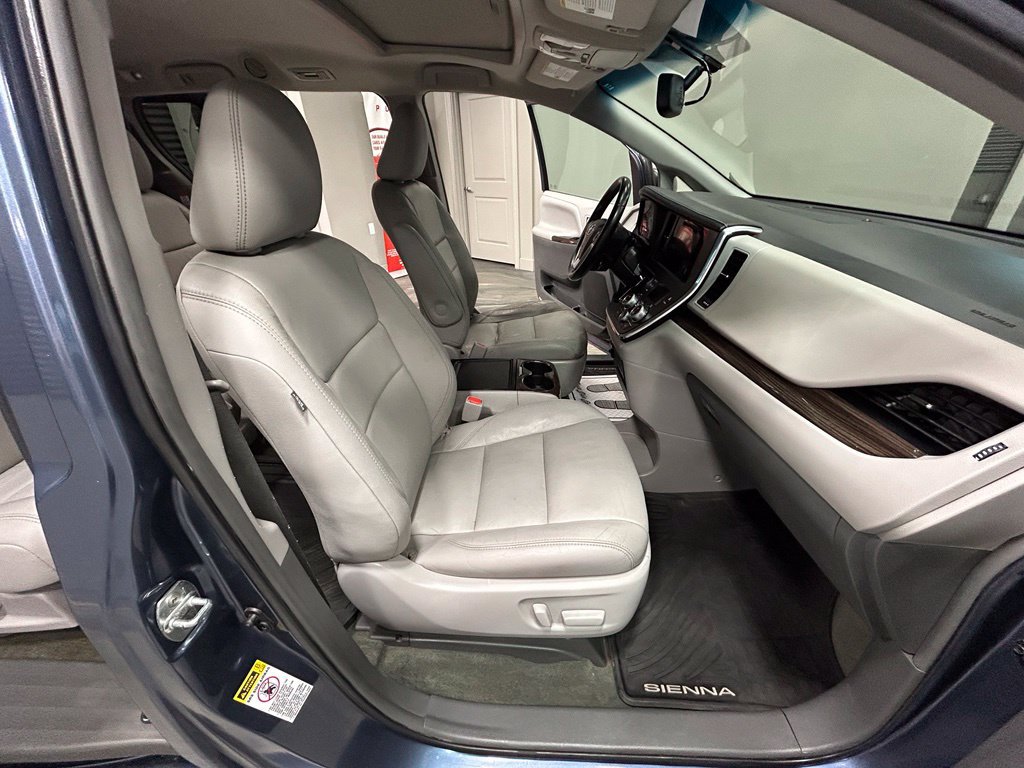 Used 2015 Toyota Sienna XLE FWD image 43