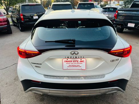 Used 2018 INFINITI QX30 Premium w/ Navigation Package image 4
