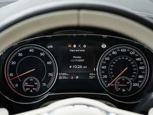 Used 2020 Bentley Bentayga V8 image 38