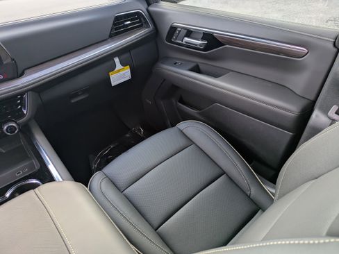 New 2026 Chevrolet Suburban Premier image 18