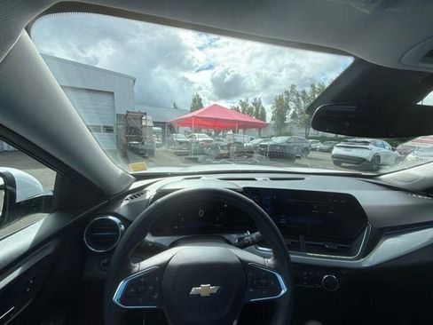 Used 2025 Chevrolet Trax LT w/ Driver Confidence Package FWD image 16